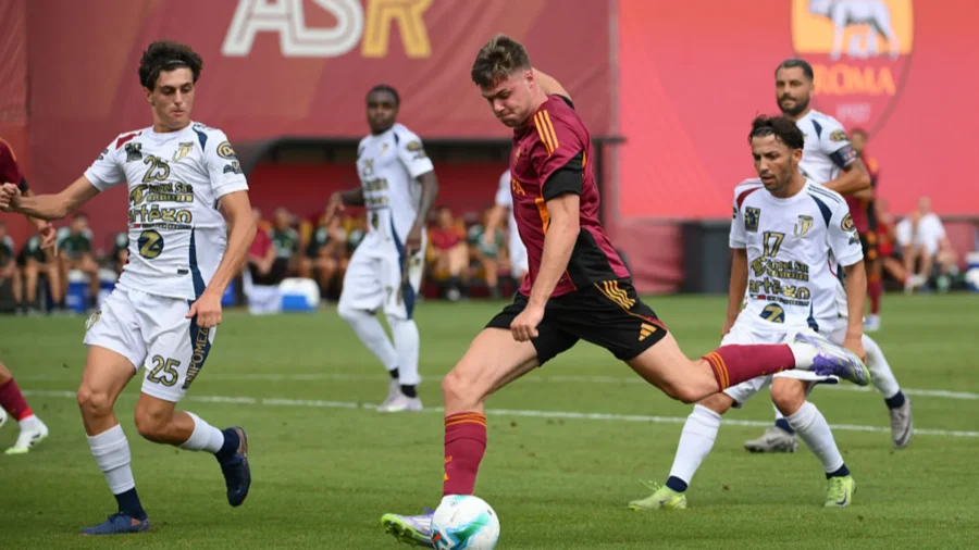 Roma, victoria en una goleada: Evan Ferguson firma un póquer directo