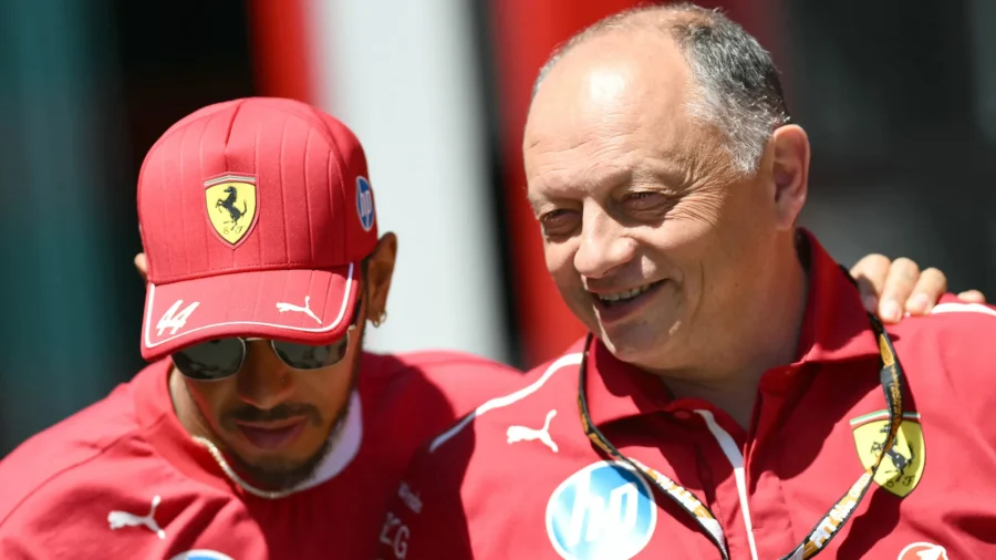 Ferrari, Lewis Hamilton está con Frederic Vasseur