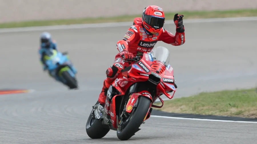 Sachsenring: Marc Márquez se burla de Bezzecchi en la carrera sprint, Bagnaia fracasa