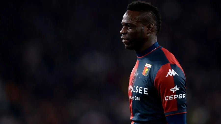Mario Balotelli dispara contra Patrick Vieira y el Génova