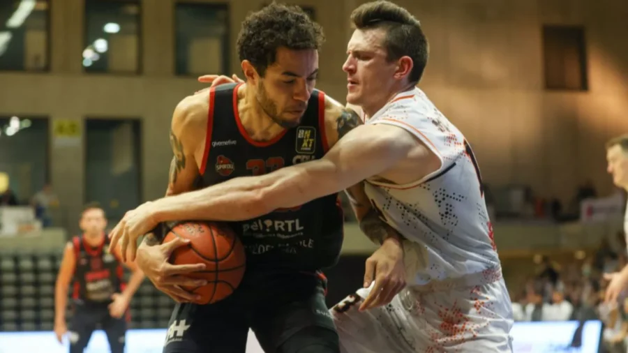 Nick McGlynn, tiro bajo canasta para Sassari