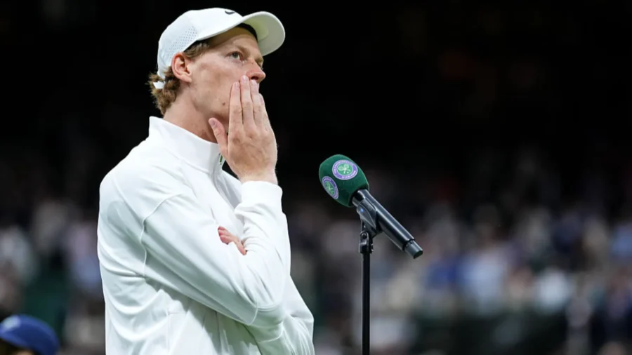 Jannik Sinner no celebra su clasificación para cuartos de final de Wimbledon