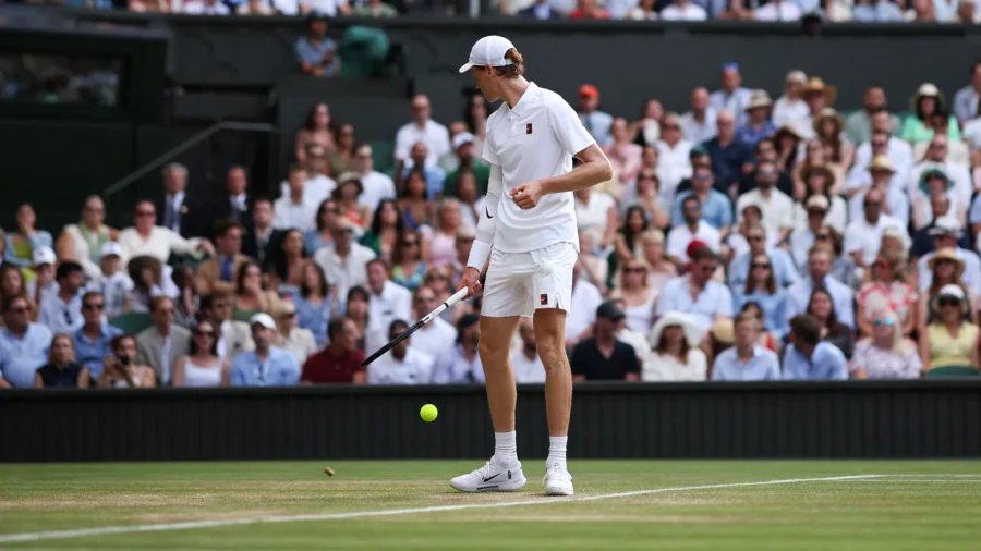 El corcho del champán retrasa a Jannik Sinner: John McEnroe, furioso
