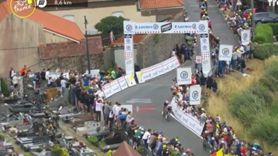Subir a las tumbas para ver mejor: una vergüenza para el Tour de Francia