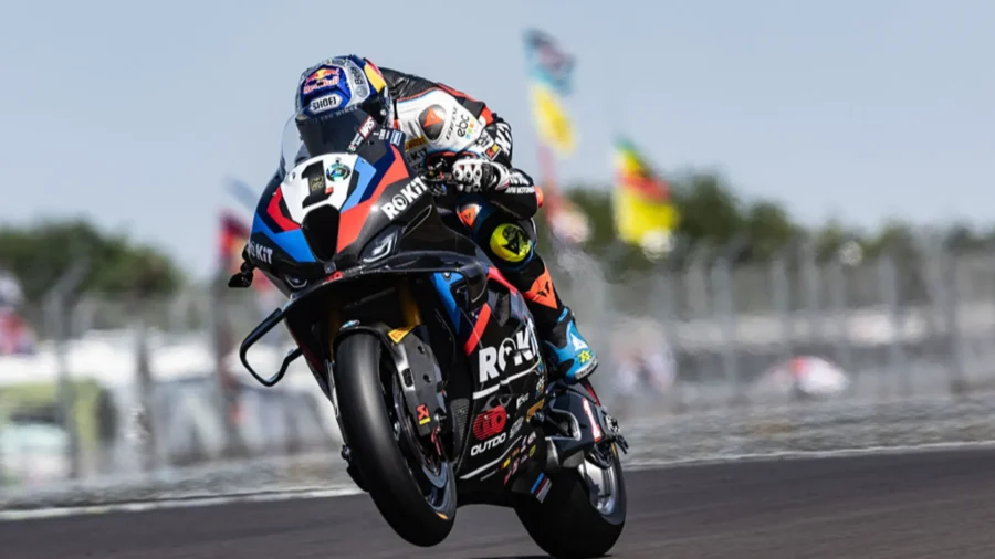 Toprak Razgatlioglu gana la Superpole Race por delante de Nicolò Bulega
