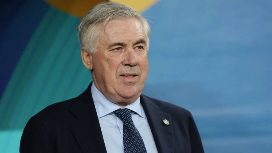 Carlo Ancelotti junto a Gianluigi Donnarumma y Gennaro Gattuso