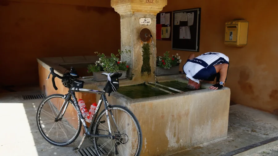 El alcalde ataca a los ciclistas: "Sólo entran en el cementerio para lavarse y gritar". Multas por el camino