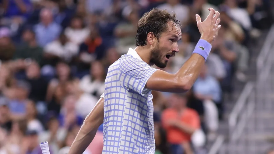 Daniil Medvedev y su entrenador se despiden tras la derrota en el US Open