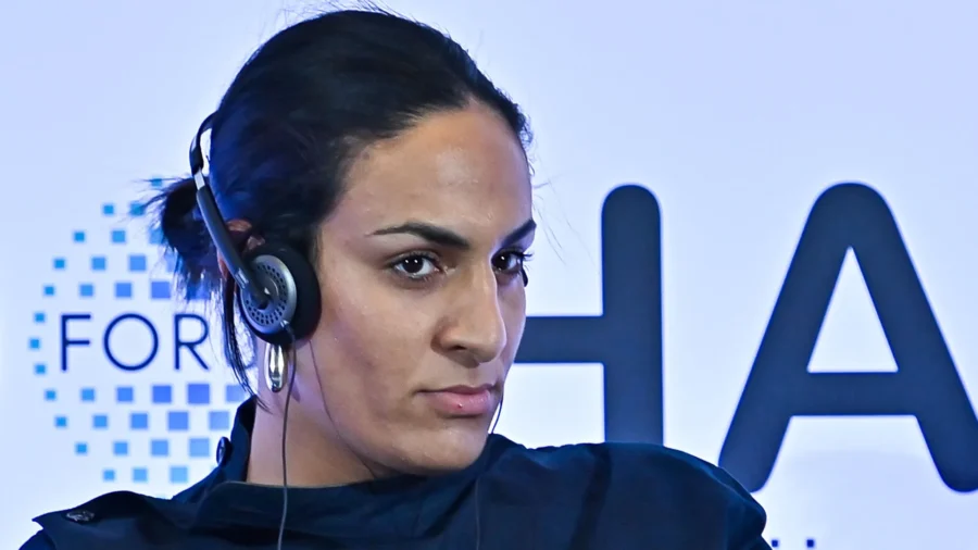 Imane Khelif rechaza el repliegue y sale al contraataque