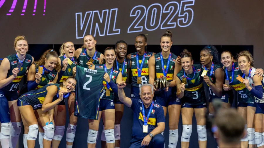 La Italia de Julio Velasco, en retirada en Cavalese, objetivo del Mundial