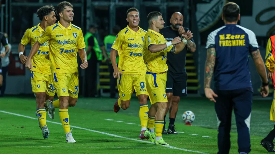 Serie B: Frosinone y Venezia lo hacen bien, Carrarese golea en La Spezia