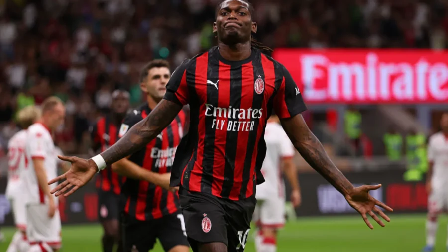 El Milan se adelanta en la Copa de Italia, Leao marca pero se lesiona