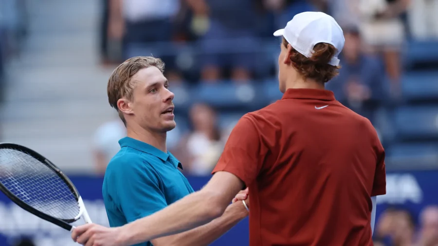Denis Shapovalov se dirige a Jannik Sinner tras la derrota