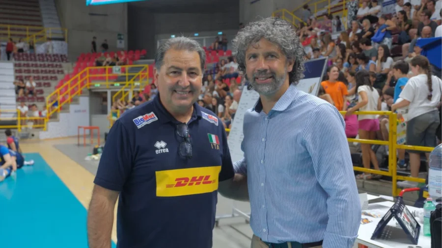 Italvolley, Damiano Tommasi aparece durante un entrenamiento
