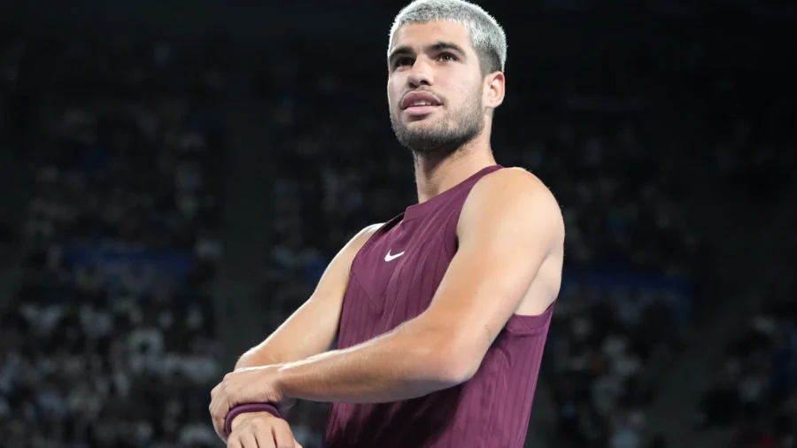 Carlos Alcaraz sonríe en la cancha pero no oculta sus dolores de tobillo