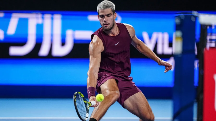 Primero el dolor, luego la reacción: Carlos Alcaraz supera la primera ronda en Tokio