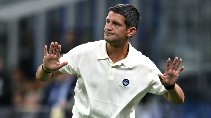 Cristian Chivu mantiene en vilo a Francesco Pio Esposito