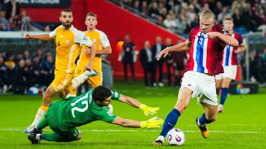 Noruega-Moldavia 11-1: Erling Haaland se justifica ante el angustiado Cristian Avram. Quien parece reaccionar