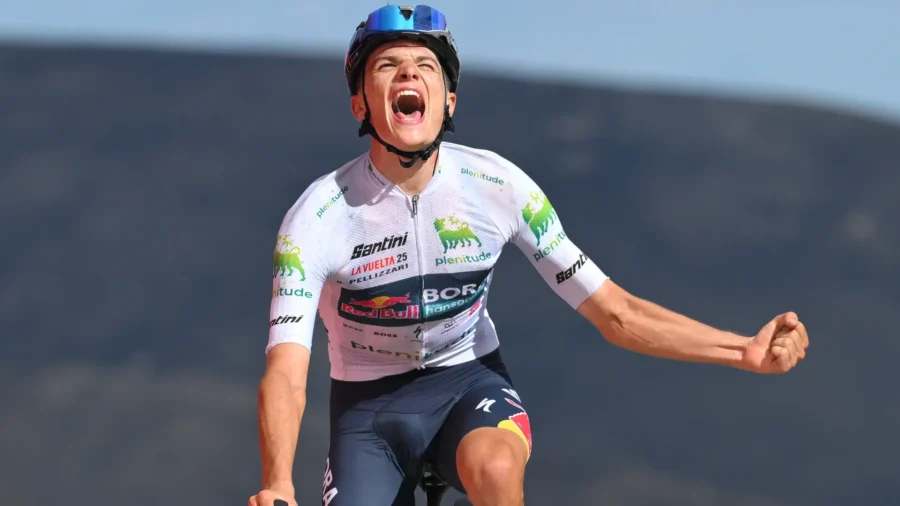 Giulio Pellizzari, en lo más alto: hazaña en solitario en la Vuelta