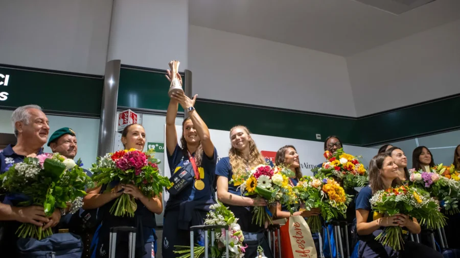 Italvolley, multitud en Malpensa para el regreso tras el triunfo mundialista