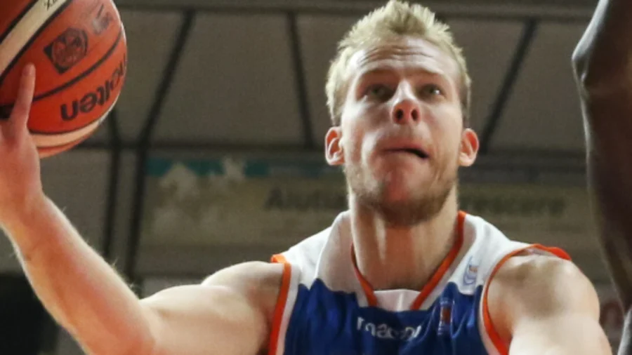 Jakub Wojciechowski abre su tercer capítulo en Brindisi