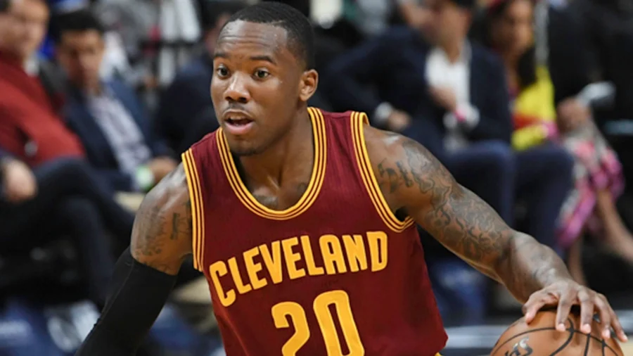 Kay Felder se viste de rojo y blanco: el prometedor ex jugador de la NBA