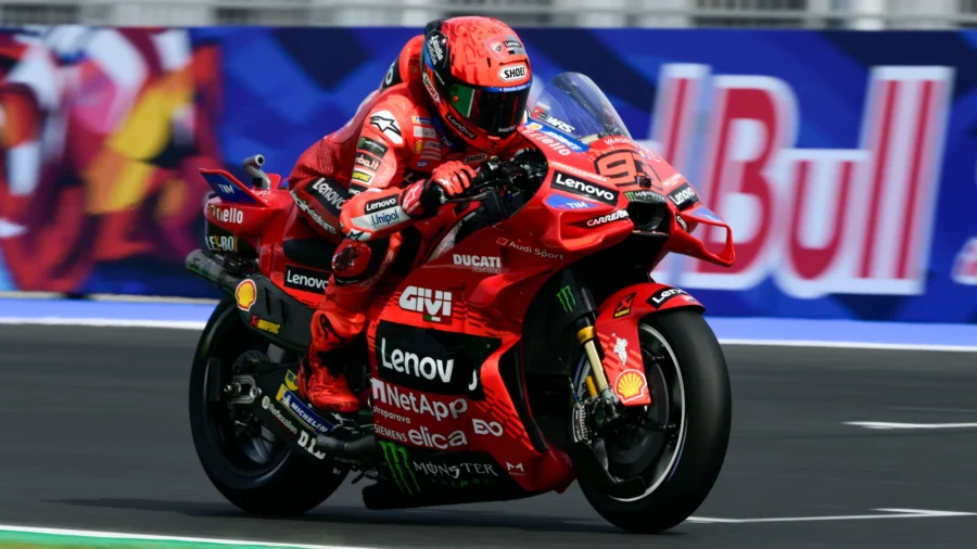 Marc Márquez triunfa en Misano por delante de Bezzecchi y Alex Márquez, Pecco Bagnaia cae