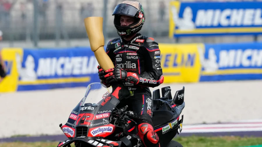Misano: Marco Bezzecchi celebra con el Garpez, pero no está satisfecho