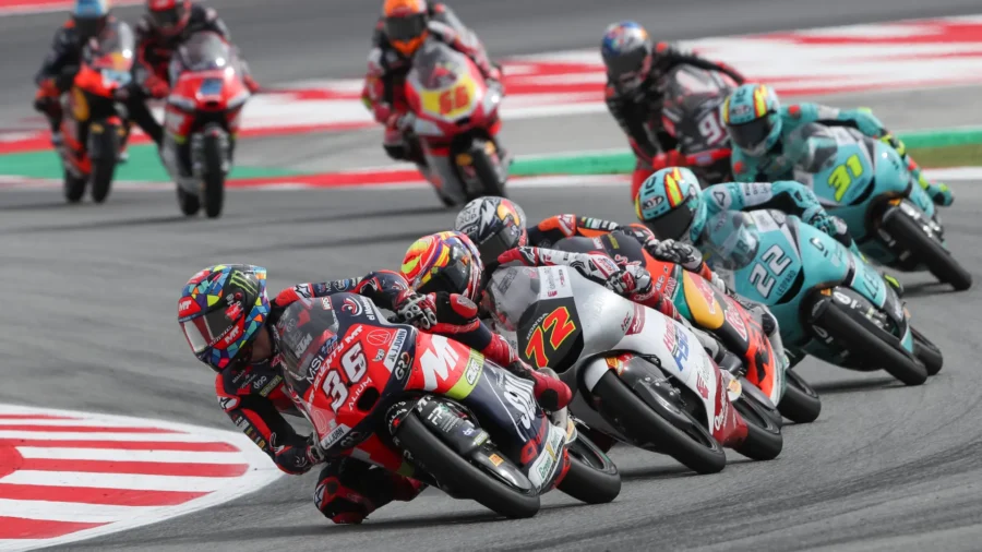 GP Cataluña, Ánguel Piqueras gana en Moto3, Daniel Holgado en Moto2