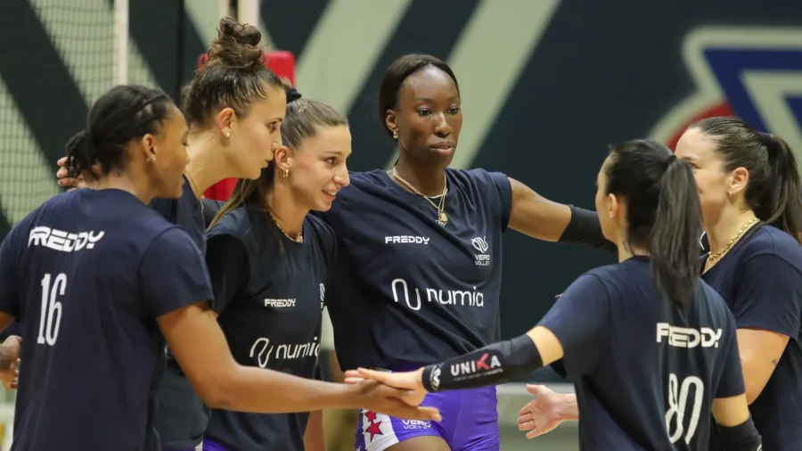 Paola Egonu regresa al gimnasio con sus compañeras de equipo