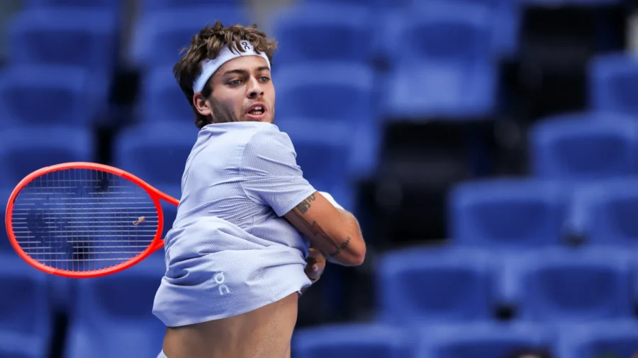 Flavio Cobolli empieza con buen pie en París, Tomas Machac sigue noqueado