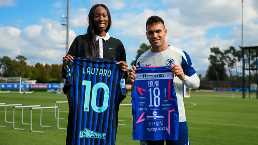 Paola Egonu y Lautaro Martínez intercambian camisetas en Appiano Gentile
