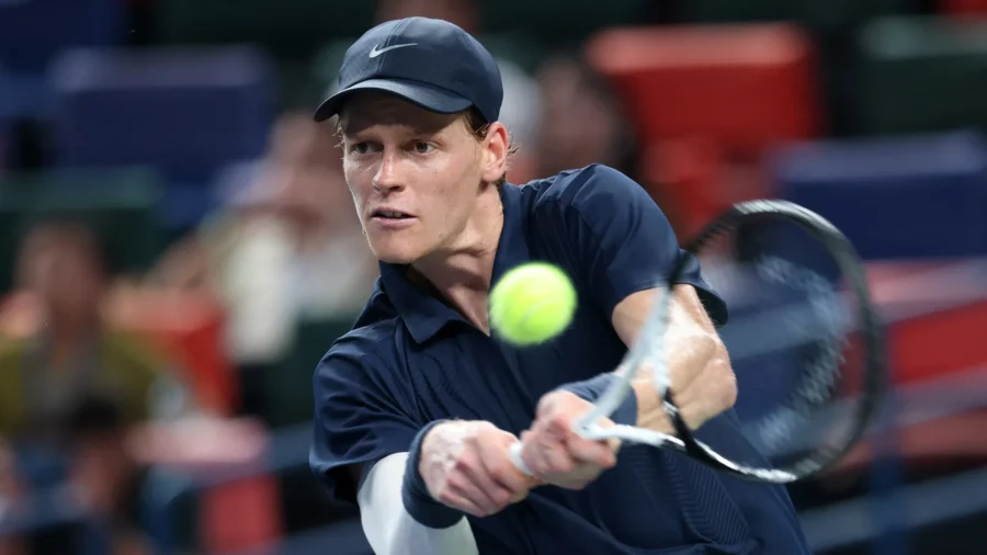 Six Kings Slam: Jannik Sinner barre a Stefanos Tsitsipas y pasa a semifinales