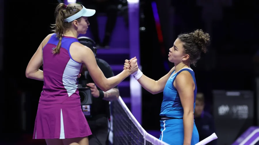 Elena Rybakina entre Jasmine Paolini y las finales de la WTA