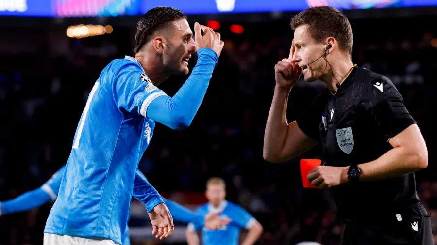 Lorenzo Lucca descarga su nerviosismo con un mal gesto: acaba en la ducha