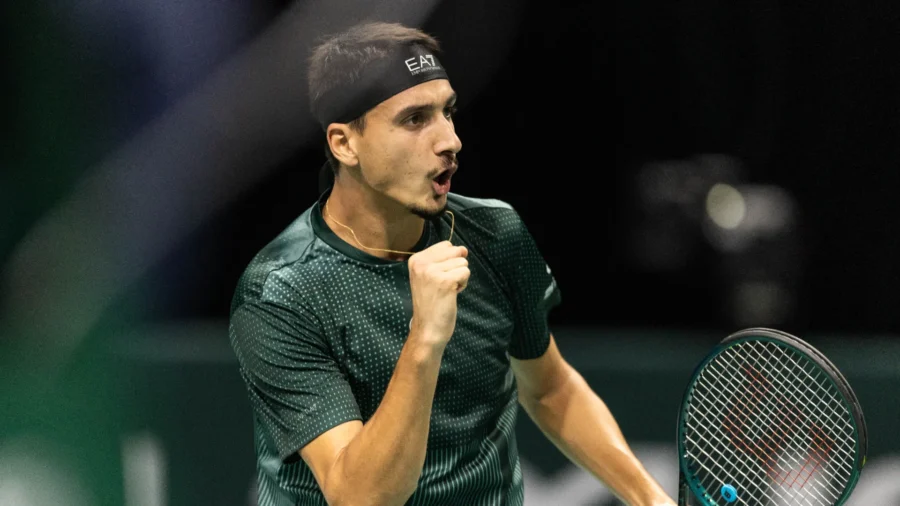 Lorenzo Sonego remonta ante Lorenzo Musetti y alcanza los octavos de final en París