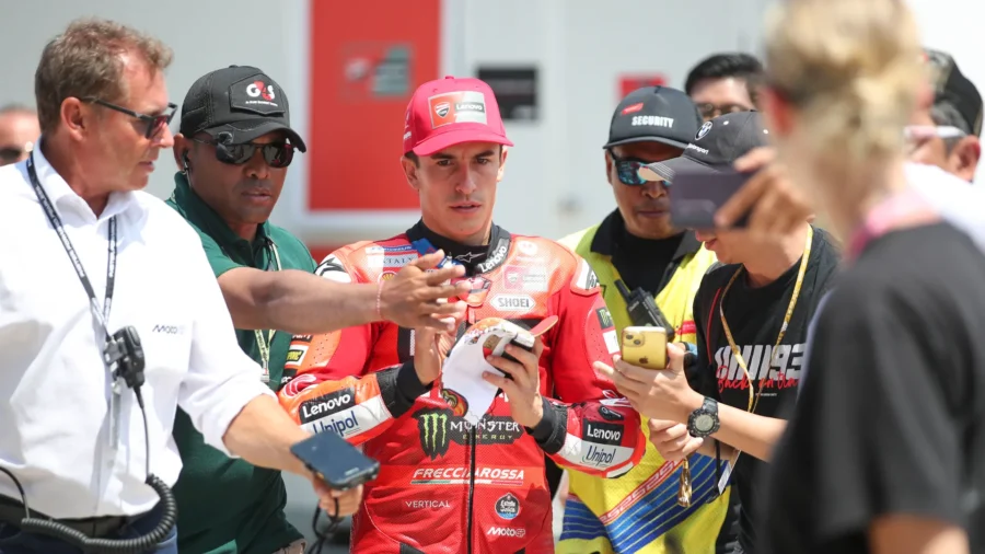 Marc Márquez vuelve a sumirse en la pesadilla: fractura tras el choque con Bezzecchi