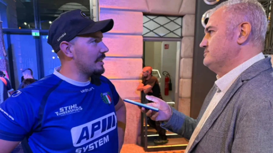 Michel Perrin afila el hacha antes del Campeonato del Mundo Stihl Timbersports de Milán