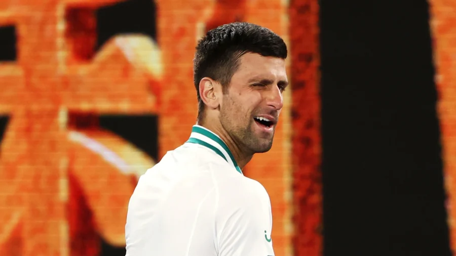 Novak Djokovic guiña un ojo a Jannik Sinner