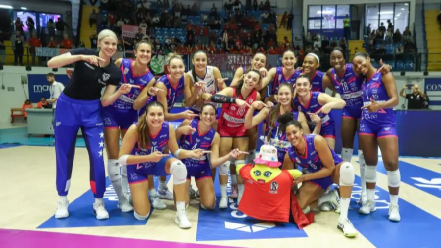 Paola Egonu y sus compañeros festejan en Monza, Macerata eliminado