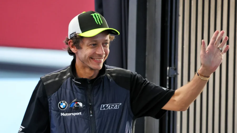 Valentino Rossi se hace una idea de los problemas de Pecco Bagnaia