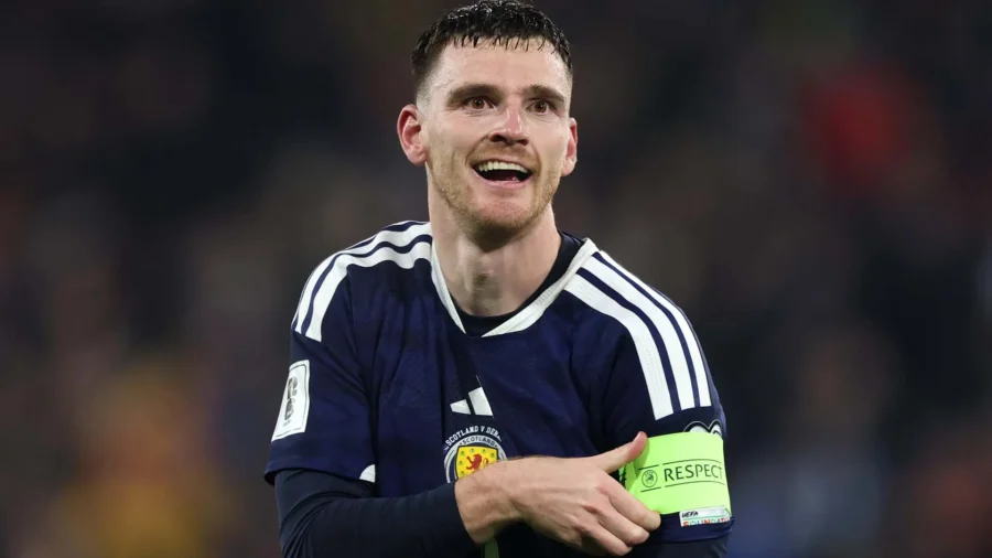 Andy Robertson se mueve con dedicación ante Diogo Jota