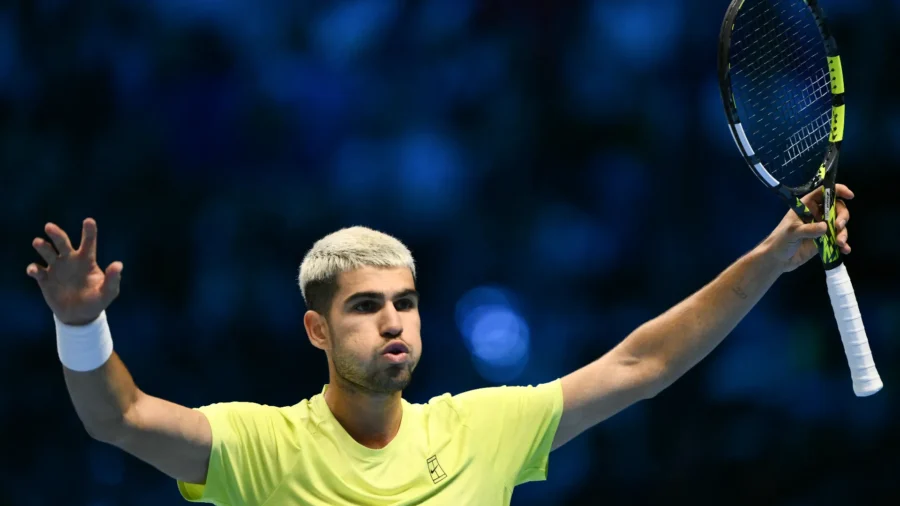 Finales ATP, Carlos Alcaraz sufre pero vence a Taylor Fritz en la remontada