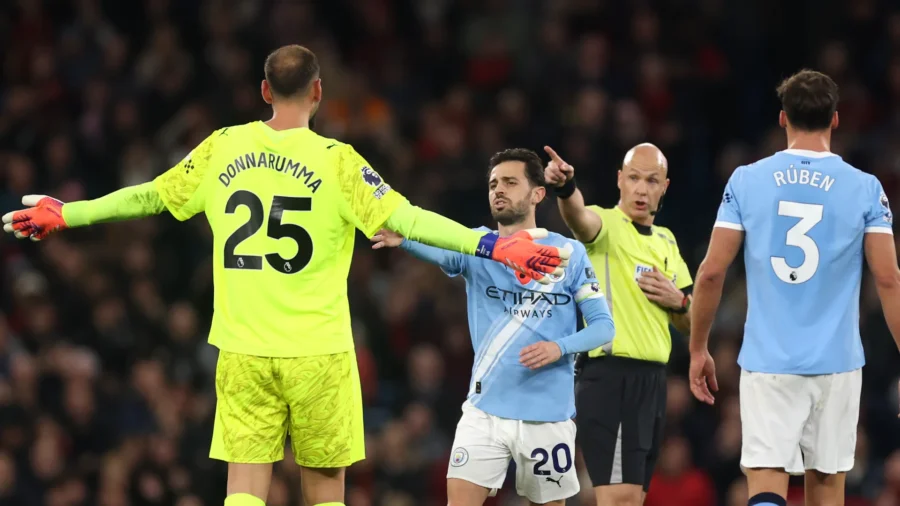 Gianluigi Donnarumma, furioso con el árbitro tras agacharse