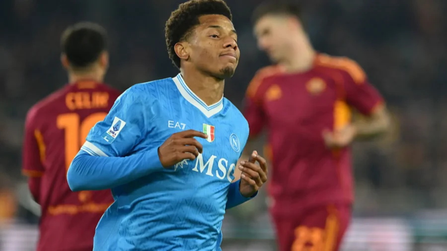 Nápoles, Neres se basta para enganchar al Milan a la cabeza de la tabla