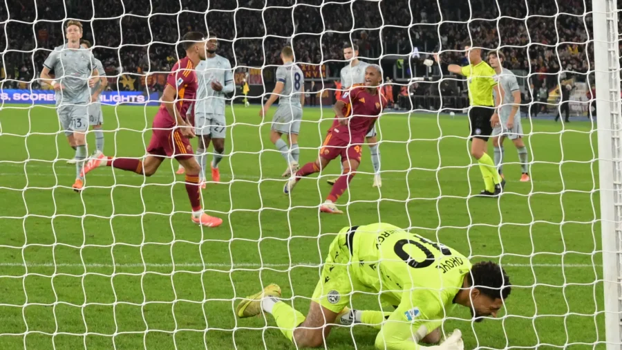 El Roma vence al Udinese y se queda solo en cabeza