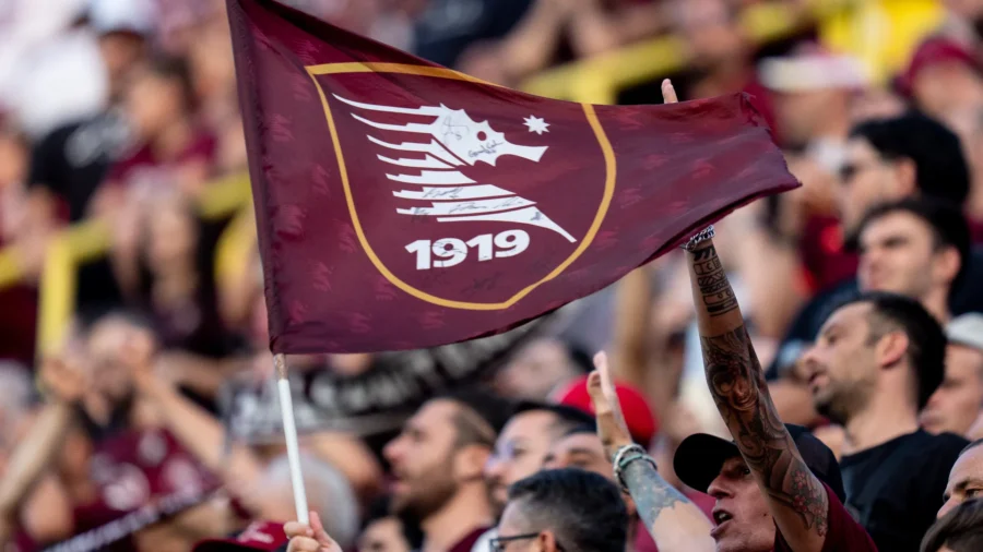 Miedo durante el Salernitana-Crotone, ambulancia sobre el terreno de juego